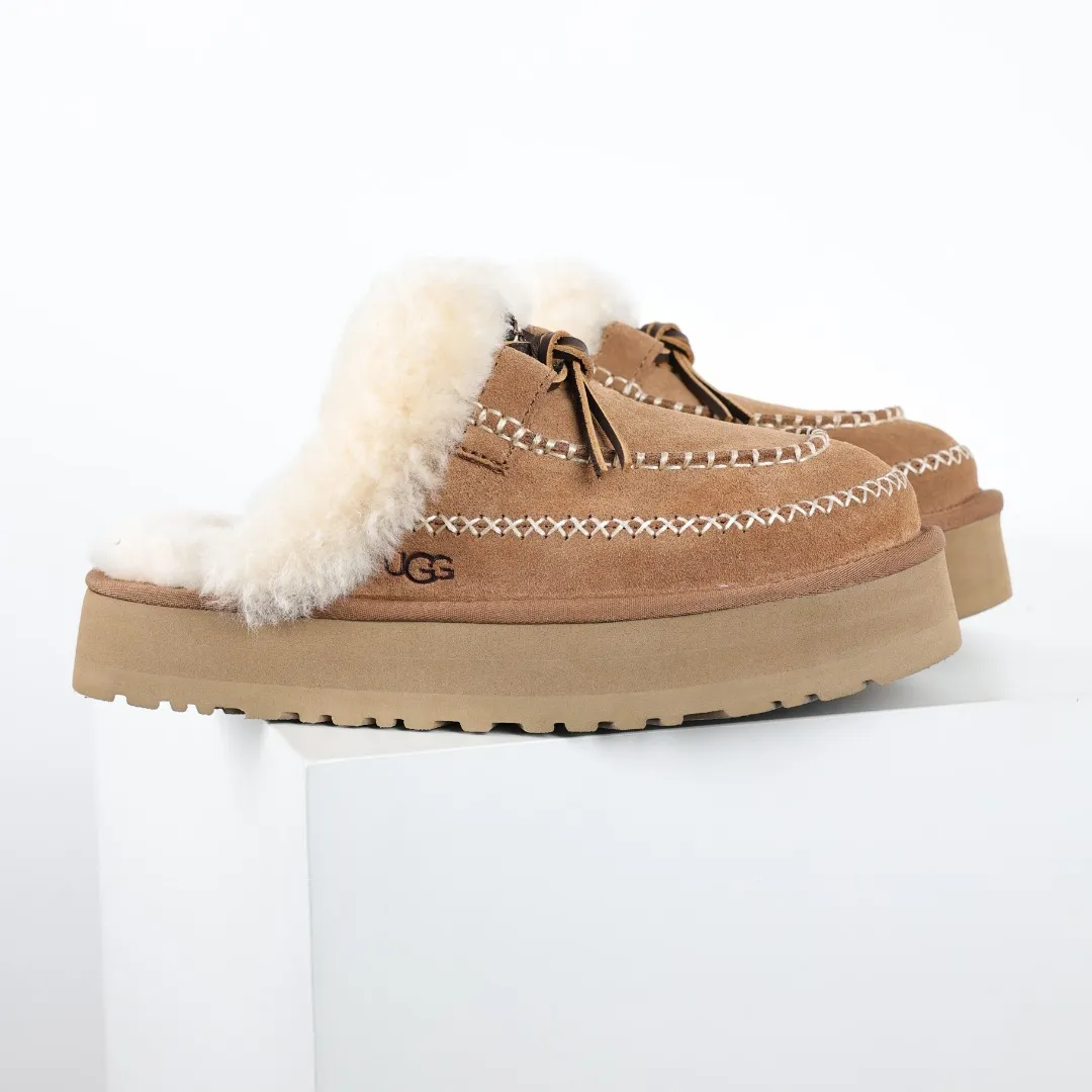 Pick up locally 💰580 Core recommendation with good price It is a very suitable choice for keeping warm in winter and at home. In the new year, uug has launched a series of styles, which are partial to the preferences of young consumers and have also moved to the forefront of fashion trends. Shoe body material Water-repellent coated suede upper 17mm UGGPURE™ implanted wool insole Lightweight non-slip comfortable rubber outsole With brand LOGO trademark Comes with a full set of packaging Size: 35 36 37 38 39 40
